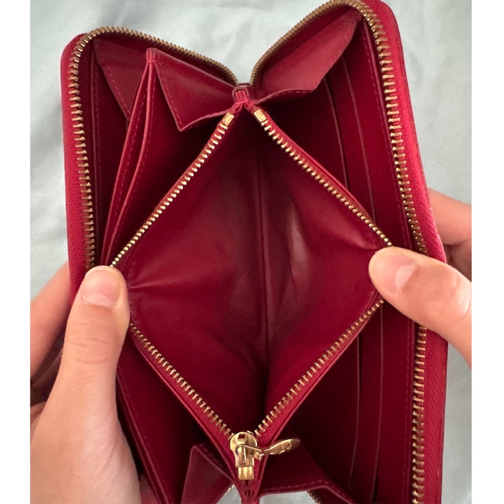 Louis Vuitton Red Monogram
Embossed Vernis Leather Wallet - Picture 13 of 16